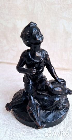 Статуэтка Мальчик кормит голубей