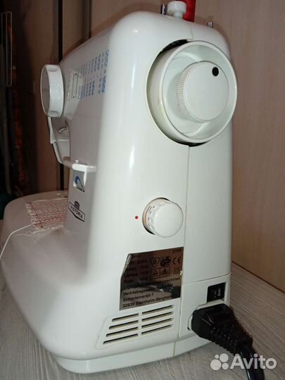 Швейная машина Victoria с чехлом-сумкой