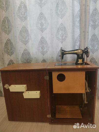 Швейная машина с ножным приводом