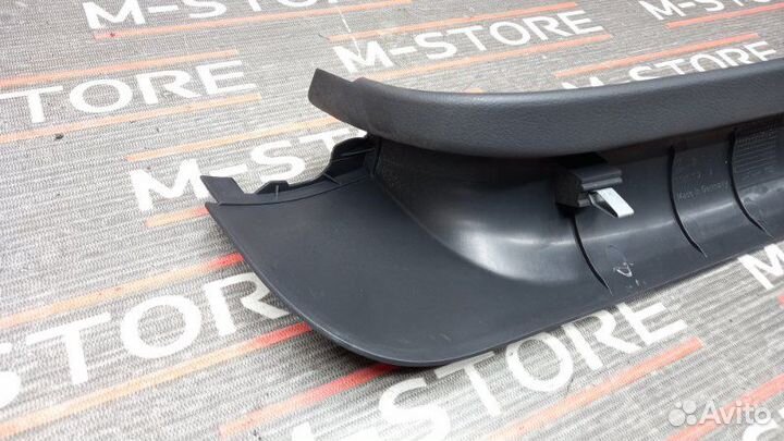 Обшивка двери багажника правая Volkswagen Touareg