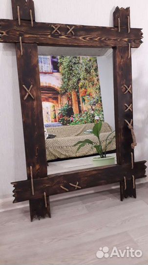 Зеркало в деревянной раме