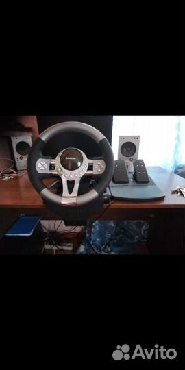 Игровой руль с педалями