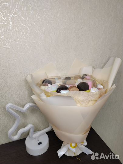 Сладкий букет из маршмеллоу и макарунс