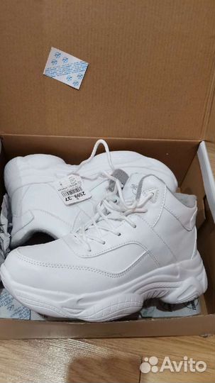 Кроссовки женские новые