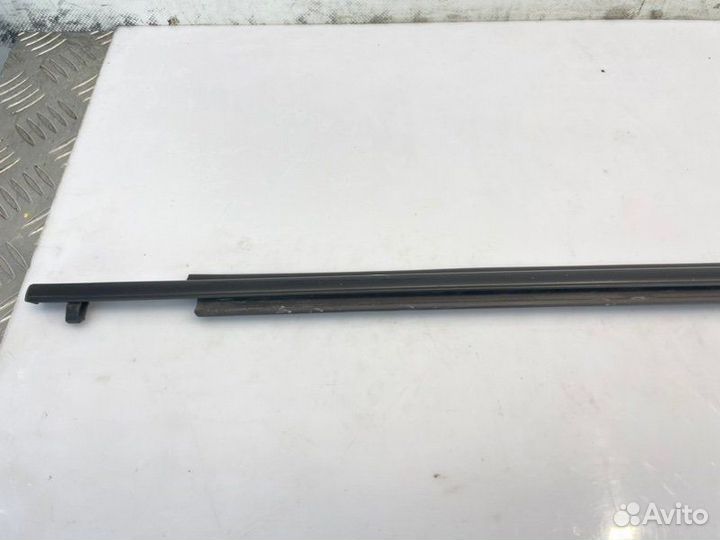 Уплотнитель стекла внешний передний правый Toyota