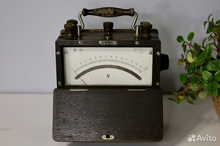 Вольтметр старинный в деревянном корпусе