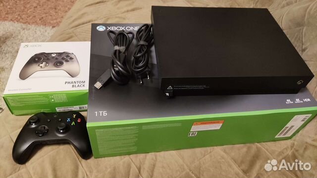 Xbox ONE X + 2 геймпада, полный комплект