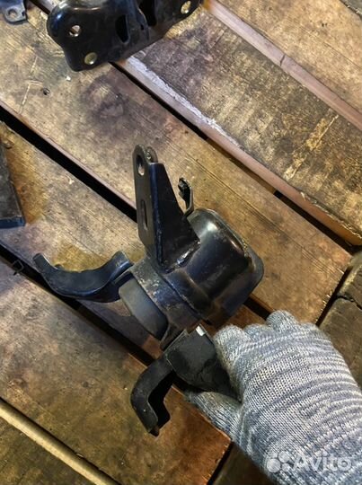 Подушка двигателя правая Toyota Corolla 140 150