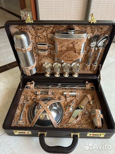 Подарочный набор чемодан для пикника ручной работы