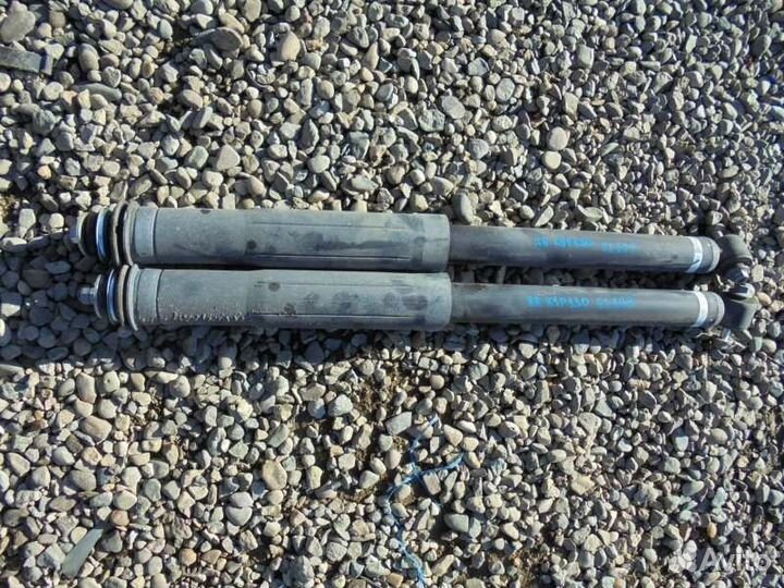 Амортизатор задний Toyota Vitz KSP130 1KR-FE