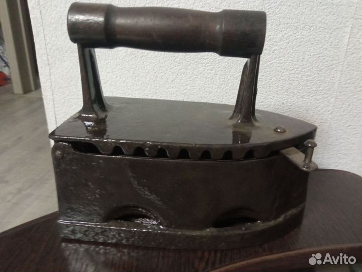 Старинный угольный утюг