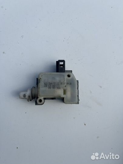 Skoda octavia a5 активатор лючка бензобака
