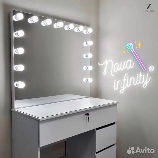 Гримёрный столик визажиста с гримерным зеркалом