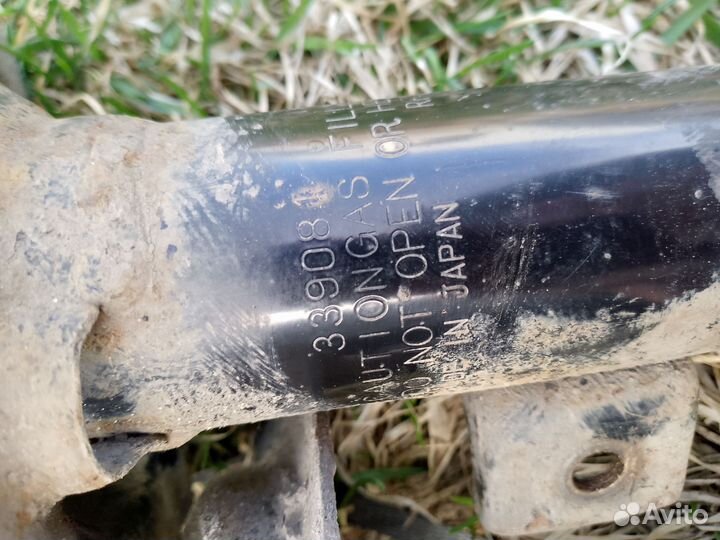 Стойки передние Kayaba