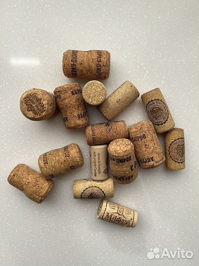 Пробки шампанского и вина