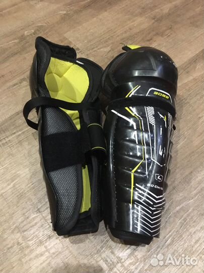 Хоккейная белье шлем краги коньки наколенники