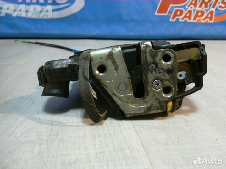 Замок двери передний левый Toyota Avensis 2 T250