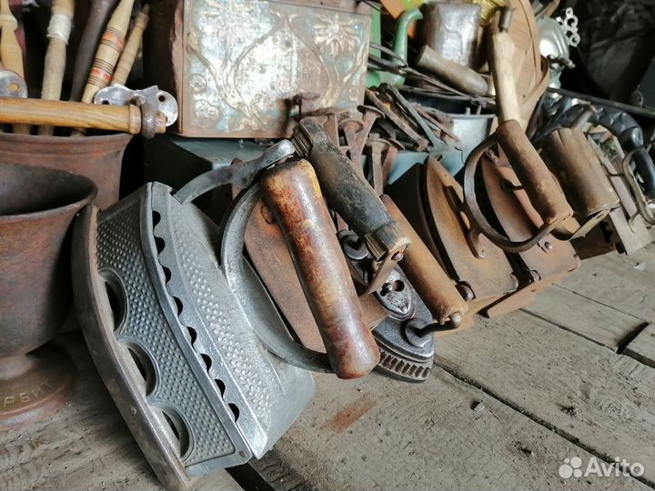 Старинный утюг на углях