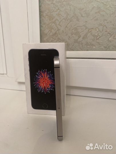 Телефон iPhone se 2016