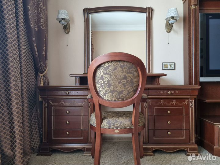 Мебель кровать комод туалетный столик