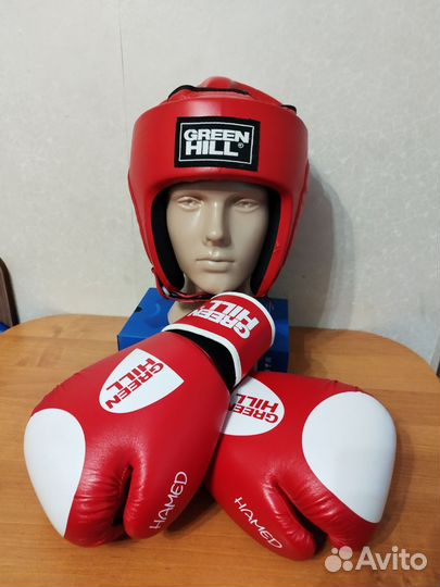 Боксерские перчатки и шлем