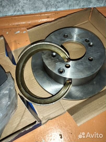 Задние тормозные диски с колодками на Киа спортр.3