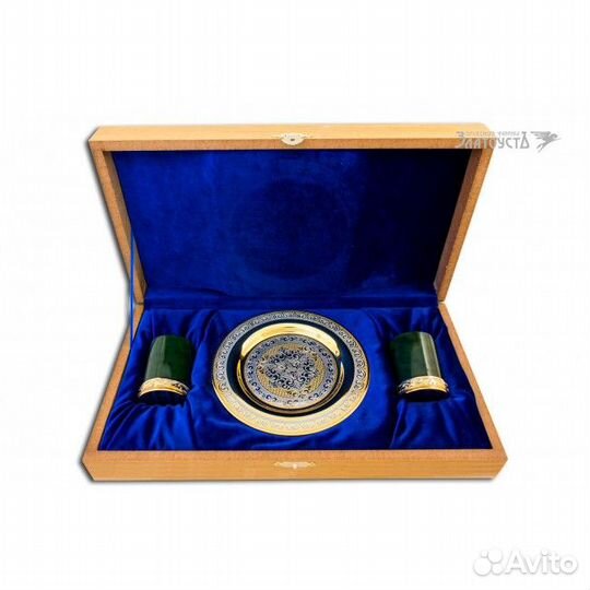 Рюмки из нефрита, золотой поднос