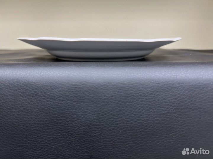 Тарелка для вторых блюд с синим и золотым отводом