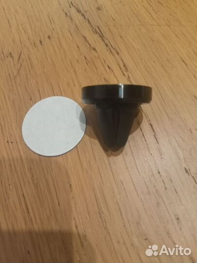 Магнитный держатель для телефона в машину