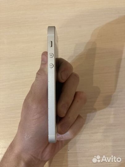 Телефон iPhone se 2016