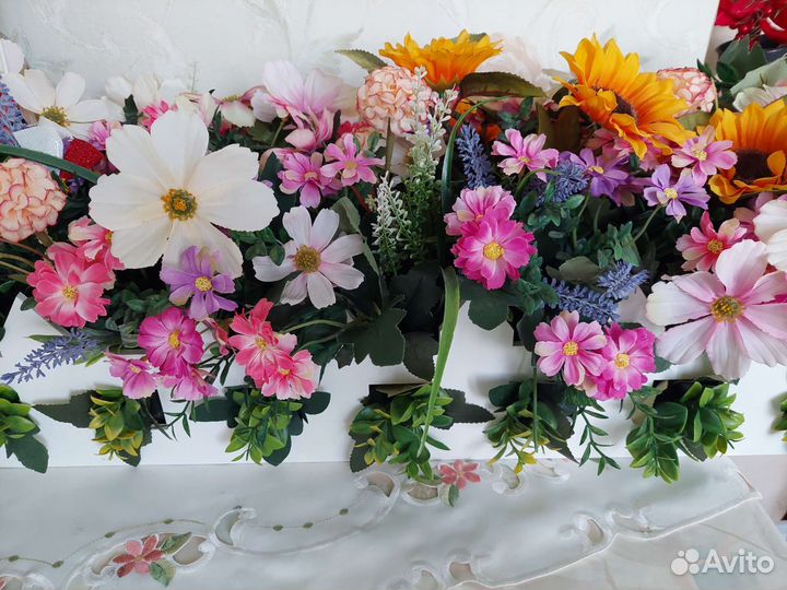 Искусственные цветы в заборчике