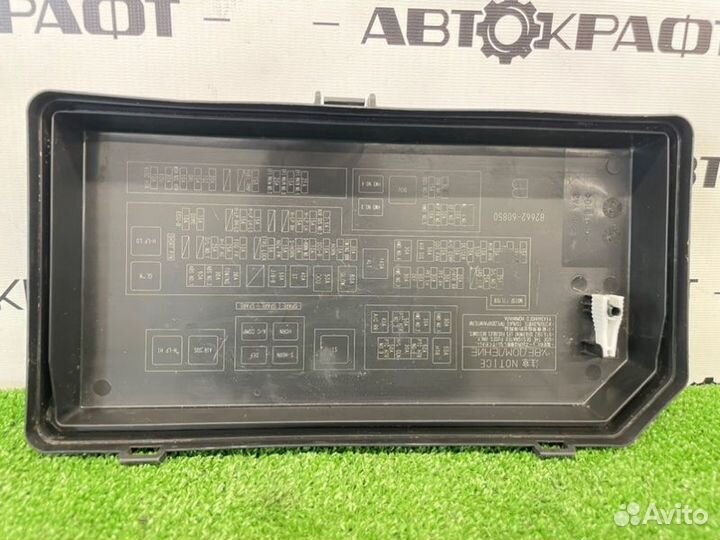 Крышка блока предохранителей Toyota Land Cruiser