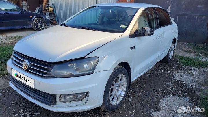 Volkswagen Polo 1.6 AT, 2015, битый, 225 000 км