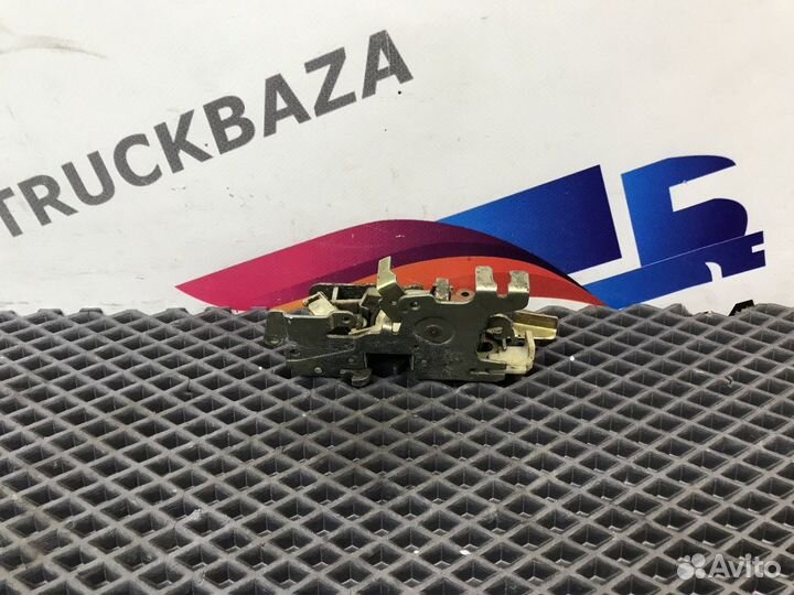 Замок двери передней правой