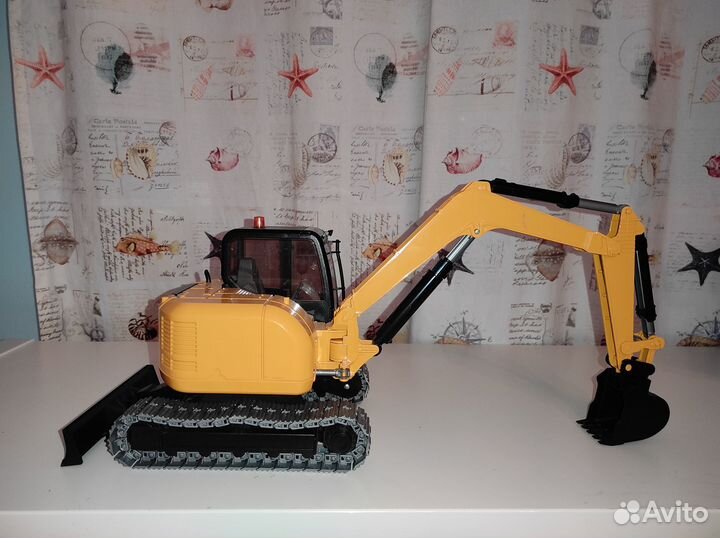 Экскаватор Bruder, каток, бульдозер катерпиллер