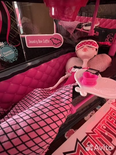 Кукла Монстер Хай Дракулаура и кровать в коробке