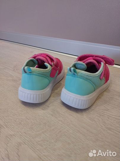 Кроссовки и сандалии детские для девочек