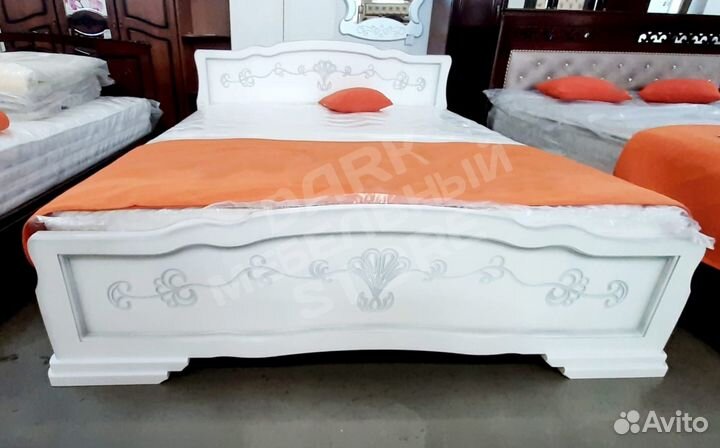 Кровать массив