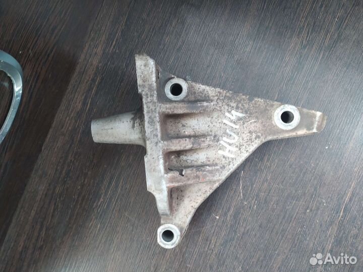 Кронштейн опоры двигателя Ниссан блюберд HU14