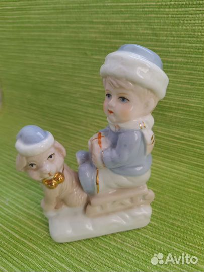 Фарфоровая статуэтка мальчик на санках