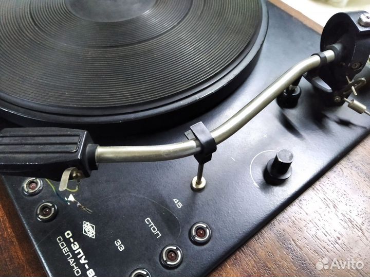 Виниловый проигрыватель под ремонт