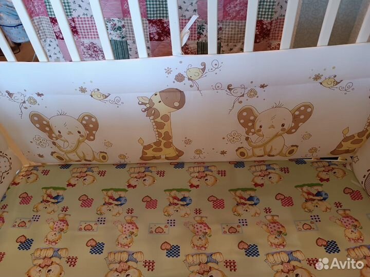 Кроватка детская с маятником