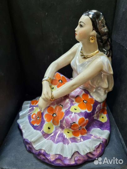 Статуэтка. Фарфор. СССР. цыганка. Дулёво. Есть пот