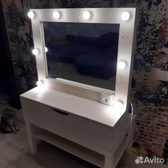 Макияжный столик с лампочками