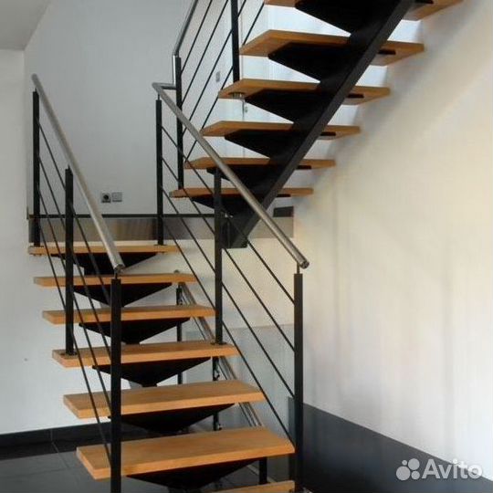 Лестница из ясеня на металлическом каркасе