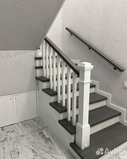 Лестница с поворотом в частном доме