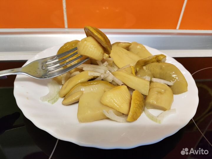 Белый гриб маринованный, огурчики