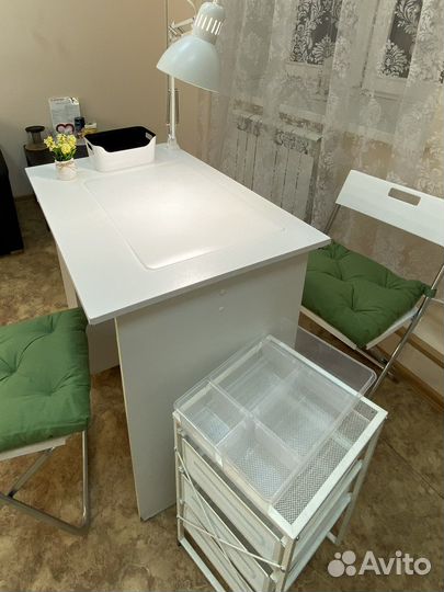 Гримерное зеркало, маникюрный стол, стеллаж, лампа