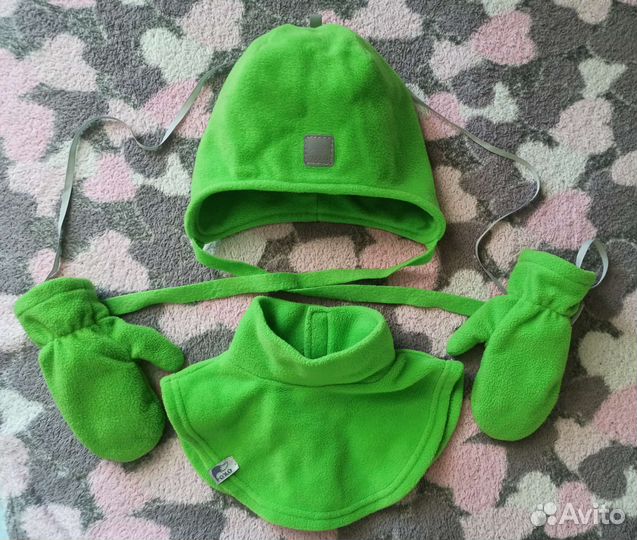 Шапка, манишка, варежки на 3-5 лет