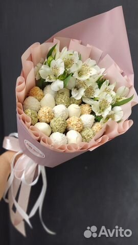 Букеты из клубники в шоколаде с цветами